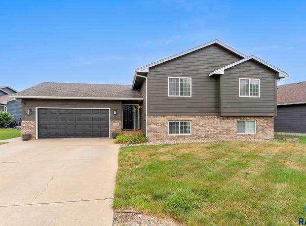 608 Honeysuckle Dr, Harrisburg, SD 57032