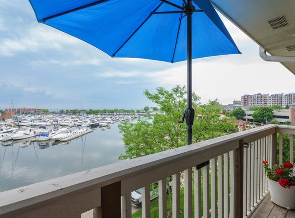 4 Gaslight Dr, Racine, WI 53403