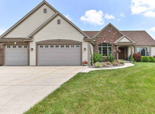 W235s8220 Scenic Dr, Big Bend, WI 53103