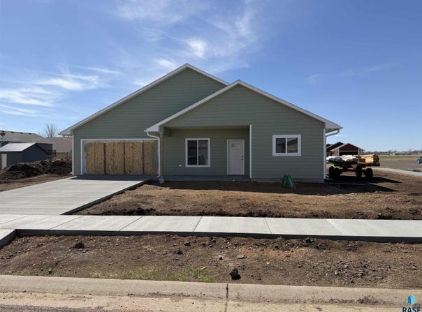 629 Foxtail Dr, Parker, SD 57053