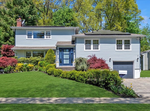 19 Morewood Oaks, Port Washington, NY 11050