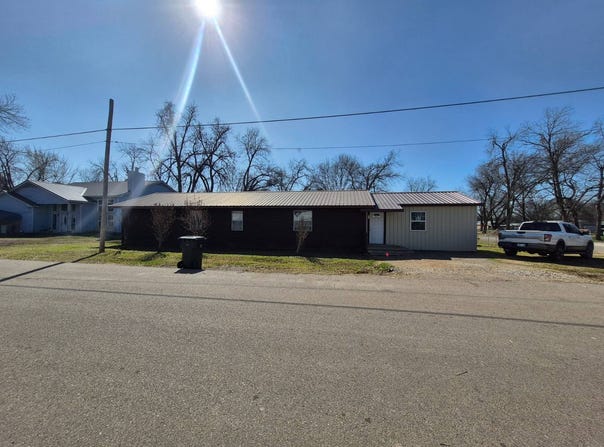 400 E Mosley St, Valliant, OK 74764