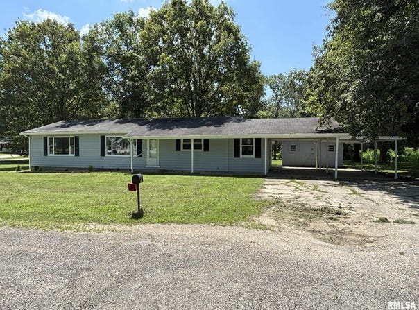 145 HICKORY Grove, Salem, IL 62881