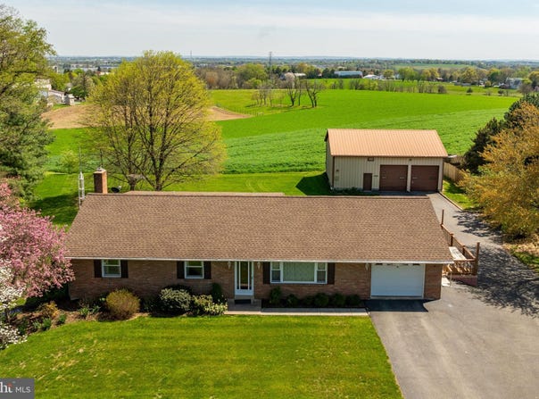 38 SKYVIEW LANE, LITITZ, PA 17543