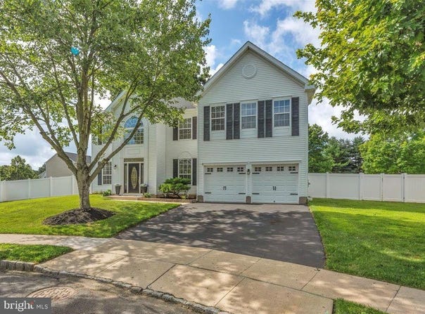 8 CLEMENT COURT, COLUMBUS, NJ 08022