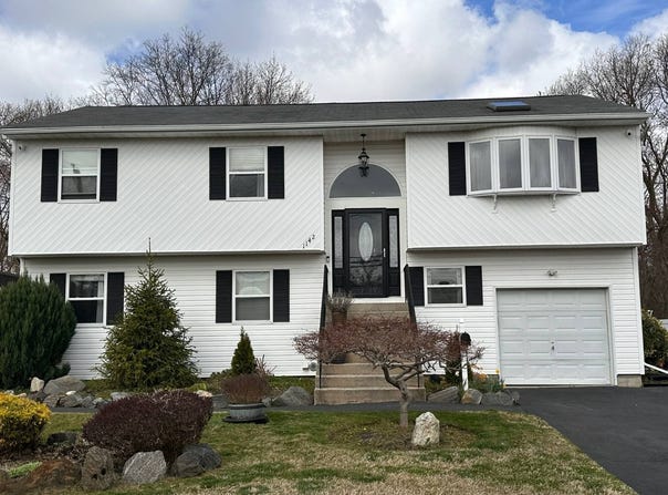 1142 Brookdale Ave, Bay Shore, NY 11706