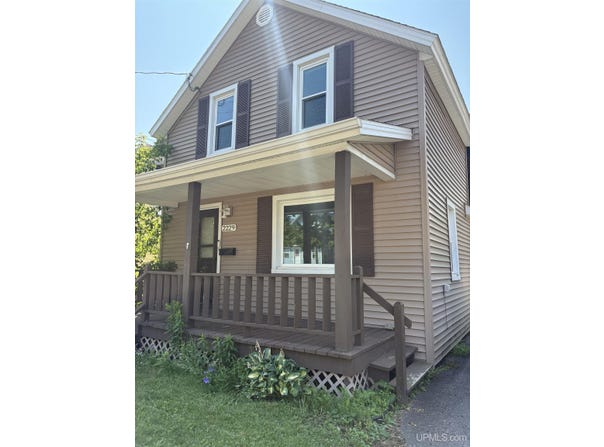 2229 Presque Isle, Marquette, MI 49855