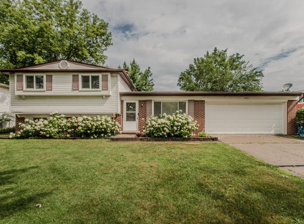 5840 Pontiac Lake Road, Waterford, MI 48327