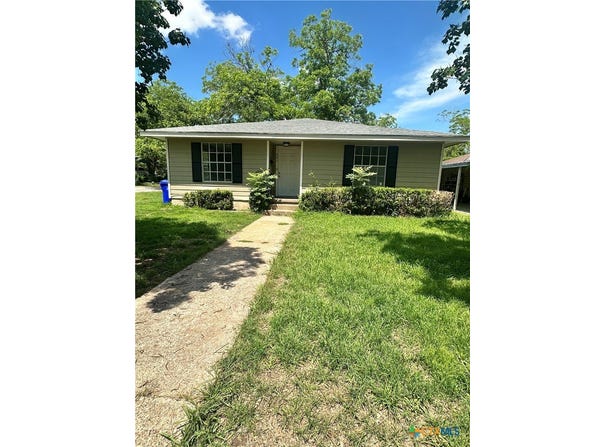 401 Walnut, Yoakum, TX 77954