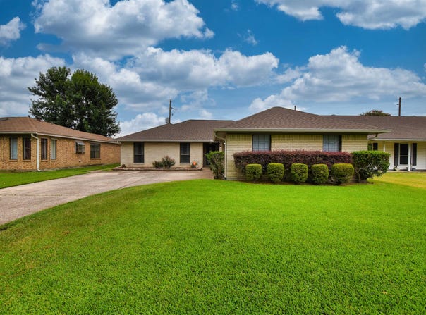 9286 Meadowbend Dr., Beaumont, TX 77706