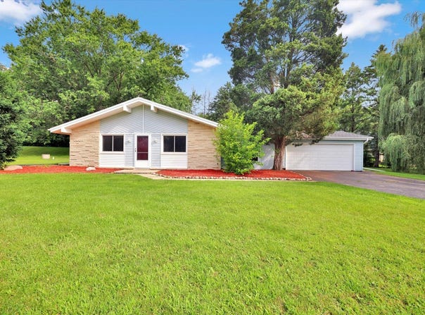 W276s8945 Hidden Lakes Dr, Mukwonago, WI 53149