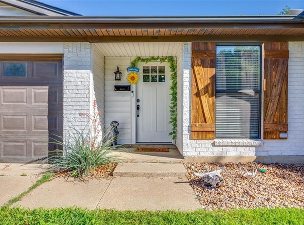 204 Laura Drive, Burleson, TX 76028