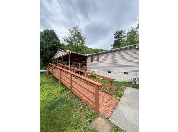 6262 KY RT 302, Van Lear, KY 41265