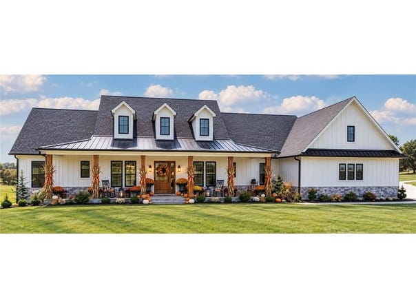 2 SE Woodview Rd, St Joseph, MO 64507