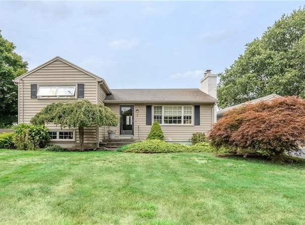 8 Spruce Avenue, Middletown, RI 02842