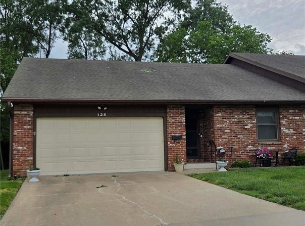 128 S Ryans, St Joseph, MO 64506