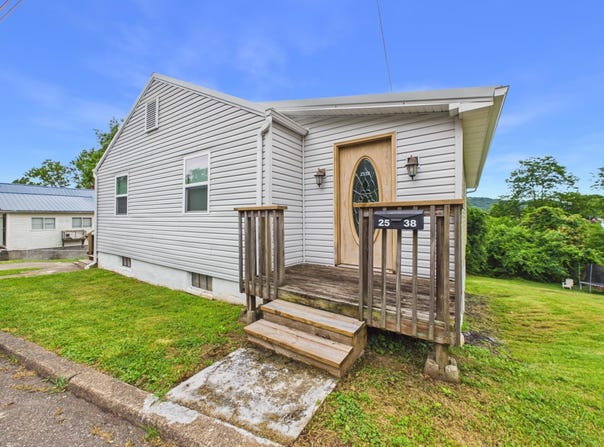2538 3rd Avenue, Nitro, WV 25143