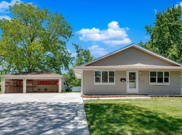 1310 KLEIN Drive, Streamwood, IL 60107