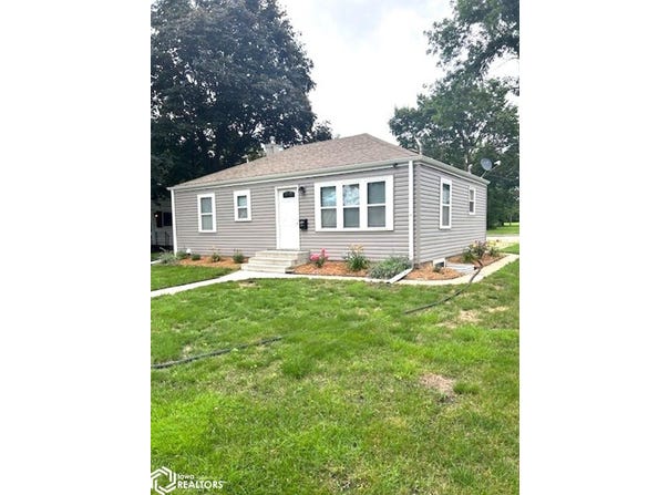 1406 Broadway Street, Emmetsburg, IA 50536