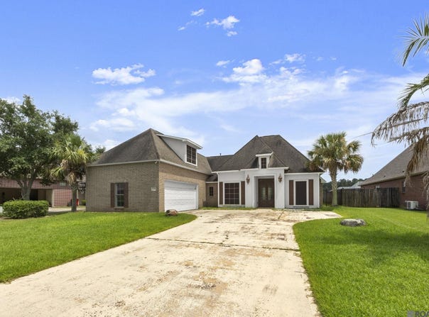 11414 Pleasant Knoll Dr, Denham Springs, LA 70726