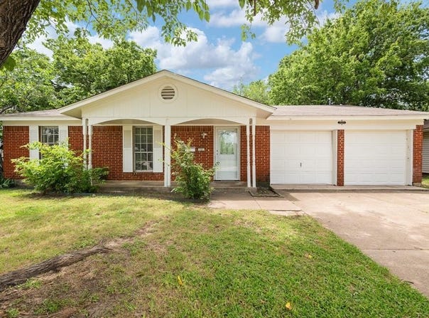 721 SW Hillside Drive, Burleson, TX 76028