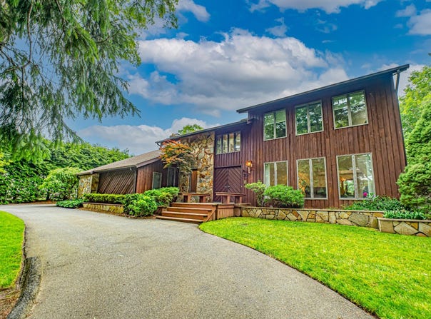 4 Candlelight Court, Smithtown, NY 11787