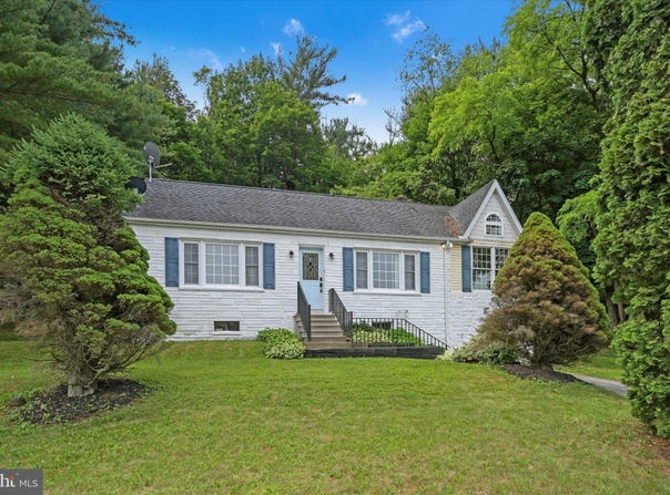 755 W MARKET STREET, ORWIGSBURG, PA 17961
