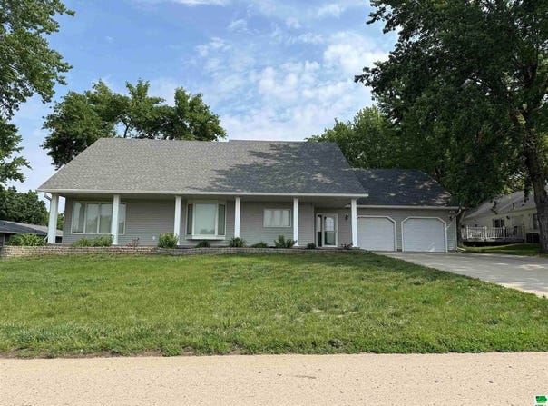 631 South St, Akron, IA 51001