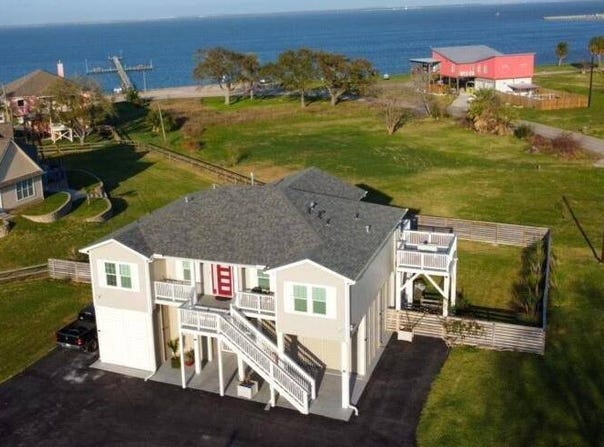 4  Shore Acres Cir, Shoreacres, TX 77571