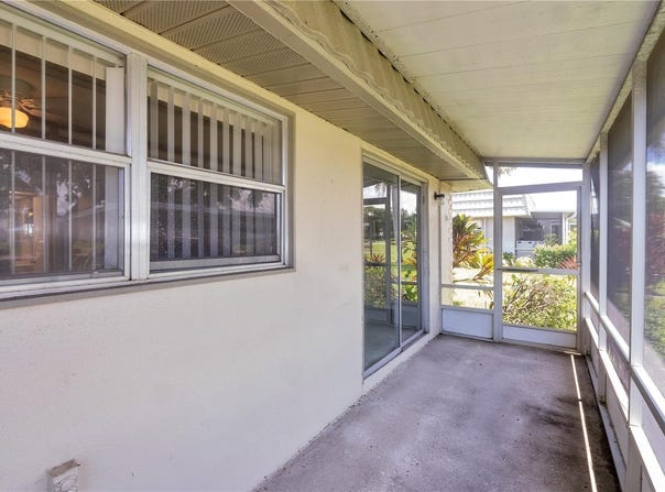 201 KINGS Boulevard, SUN CITY CENTER, FL 33573