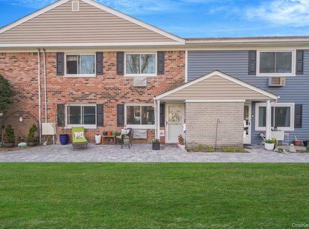 40 W 4th St, Patchogue, NY 11772