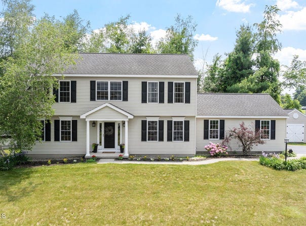 2 Kimberly Circle, North Greenbush, NY 12180