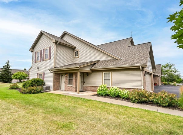 W170n5530 Ridgewood Dr, Menomonee Falls, WI 53051