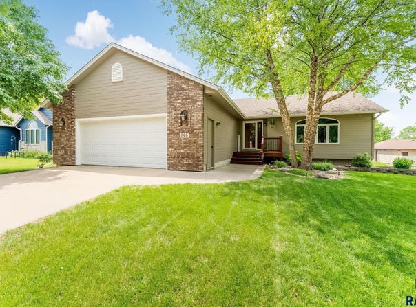 505 N Oak Ridge Rd, Brandon, SD 57005