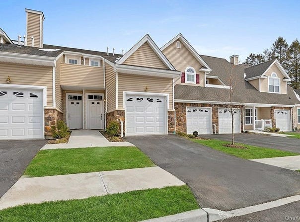 4 Steven Circle, Dix Hills, NY 11746