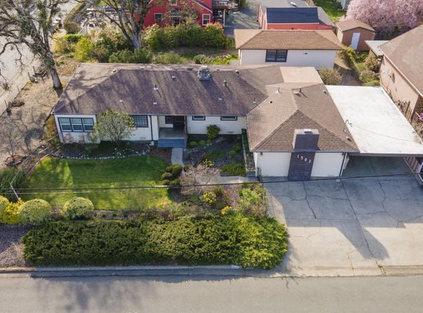 1502 NW Lawnridge Avenue, Grants Pass, OR 97526