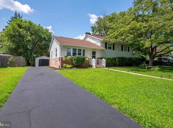105 CENTER LANE, READING, PA 19606