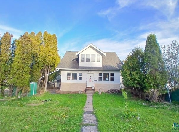 614 E 9th St, Duluth, MN 55805