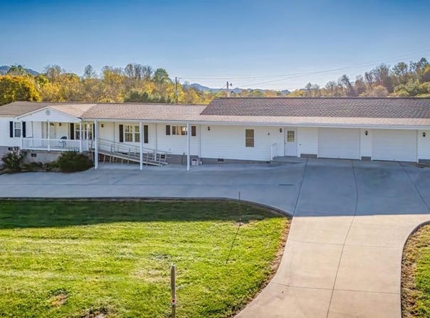 228 Midway St, Saltville, VA 24370