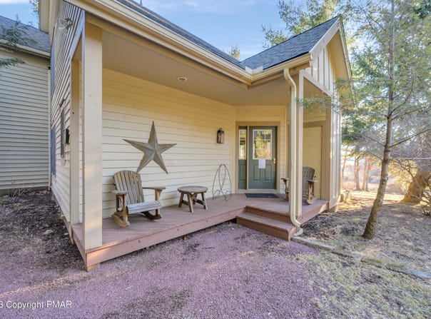 411 Hickory Drive, Tannersville, PA 18372