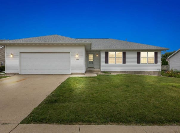 2360 Prairie Hill Dr, Marion, IA 52302