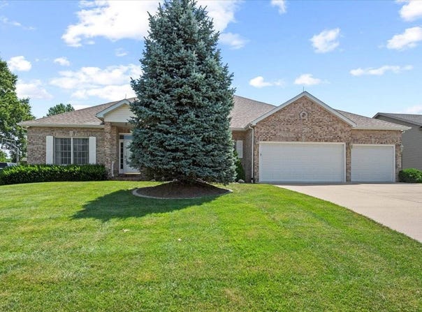 114 Heatherstone Dr, Chatham, IL 62629