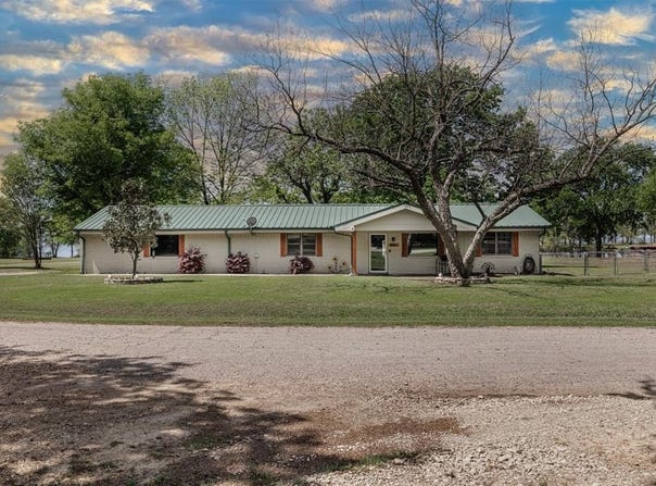 950 Little Oaks Drive, East Tawakoni, TX 75472