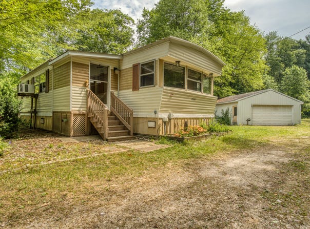 10044 Federal Road, Howard City, MI 49329