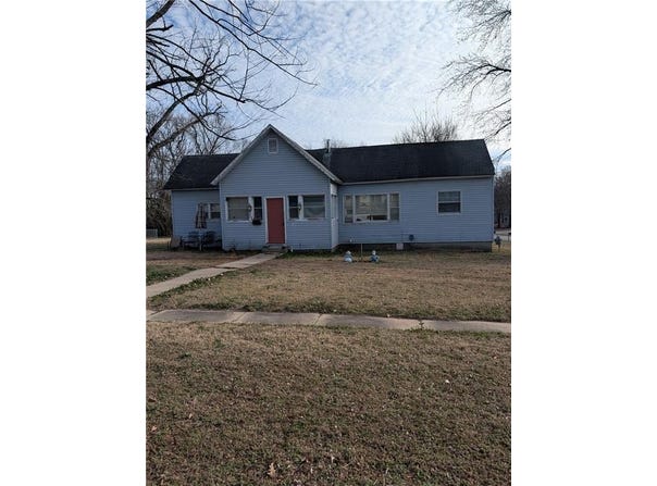 304 E Sycamore Street, Nevada, MO 64772
