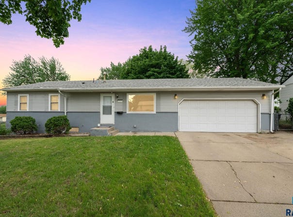1325 S Annway Dr, Sioux Falls, SD 57103-3538