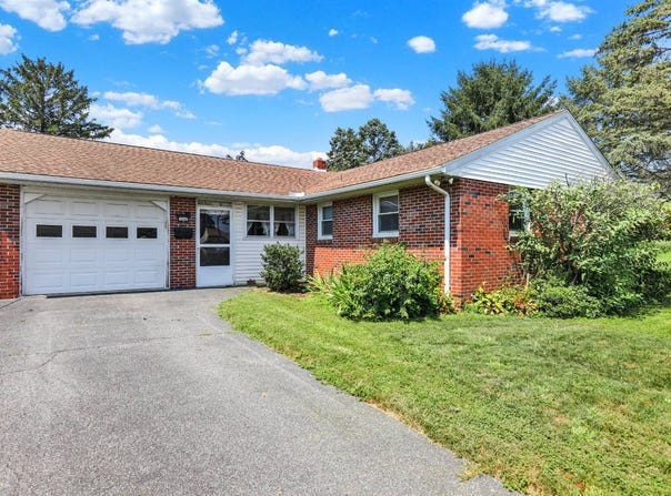306 Oak Avenue, New Holland, PA 17557