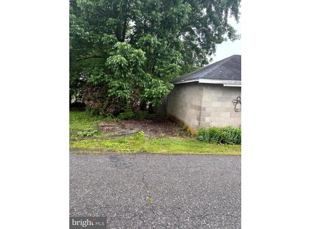 100 WALNUT STREET, GREEN LANE, PA 18054