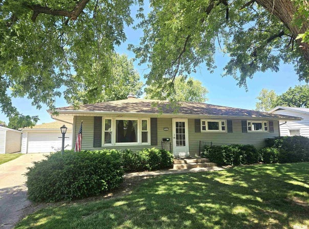 954 HAWKINSON Avenue, Galesburg, IL 61401