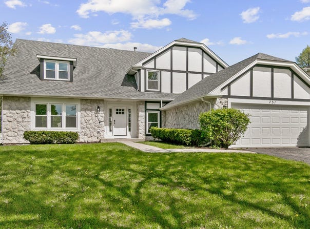 731 Roaring Brook Lane, Algonquin, IL 60102